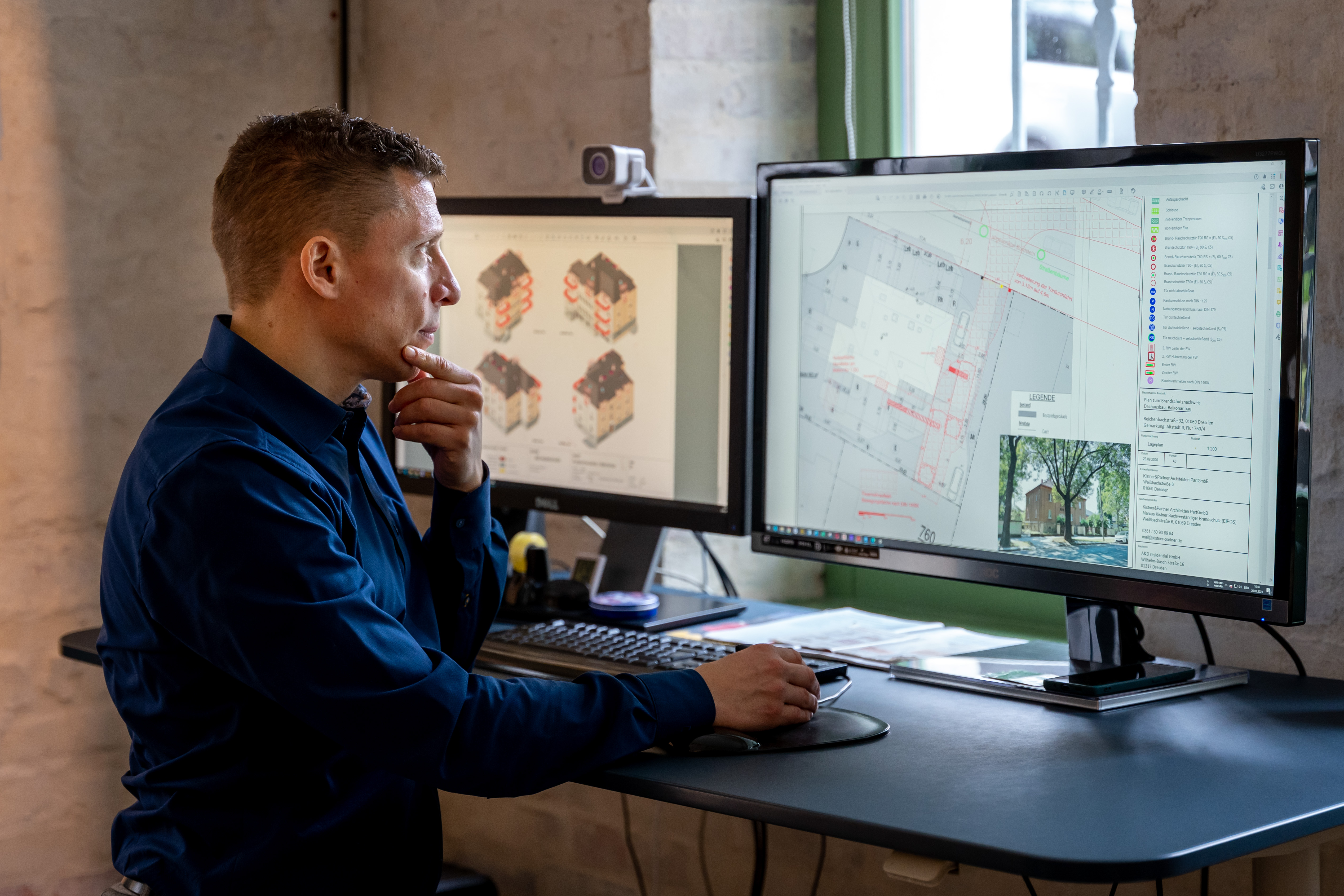 Marcus Kistner bei der Arbeit – Brandschutzplan und Architekturplanung am Schreibtisch im Büro Dresden